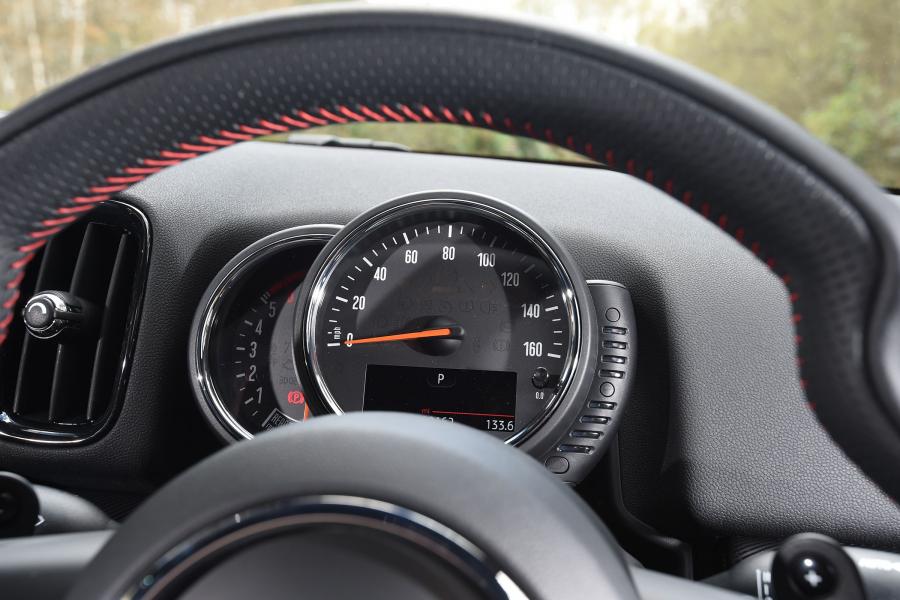 Панель приборов Mini Cooper SD Countryman ALL4 2017 года  (UK) (фото 10 из 12)